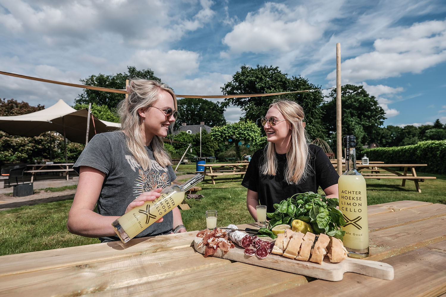 Ambachtelijke limoncello en arancello worden gedronken tijdens een festival