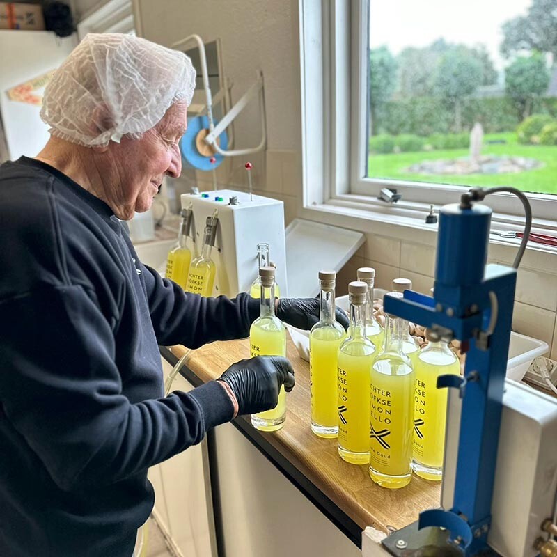 Limoncello maken flessen vullen