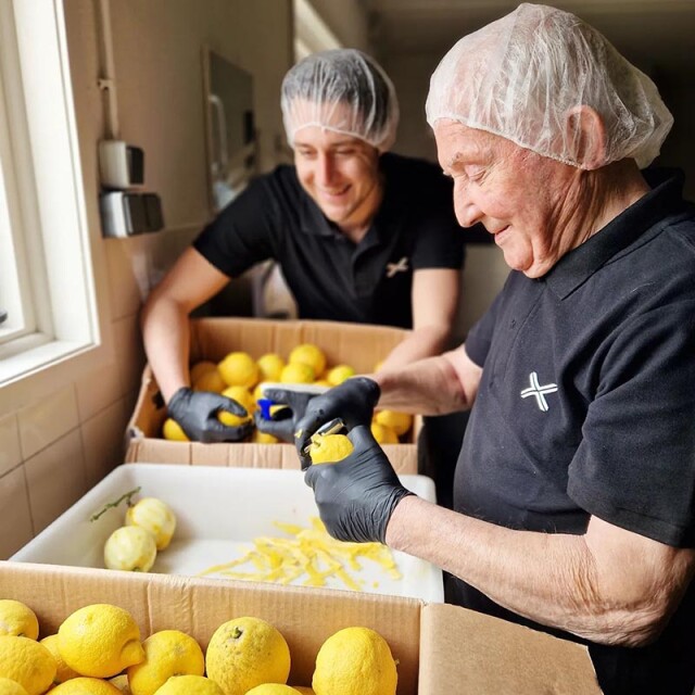 Limoncello maken schillen van citroenen